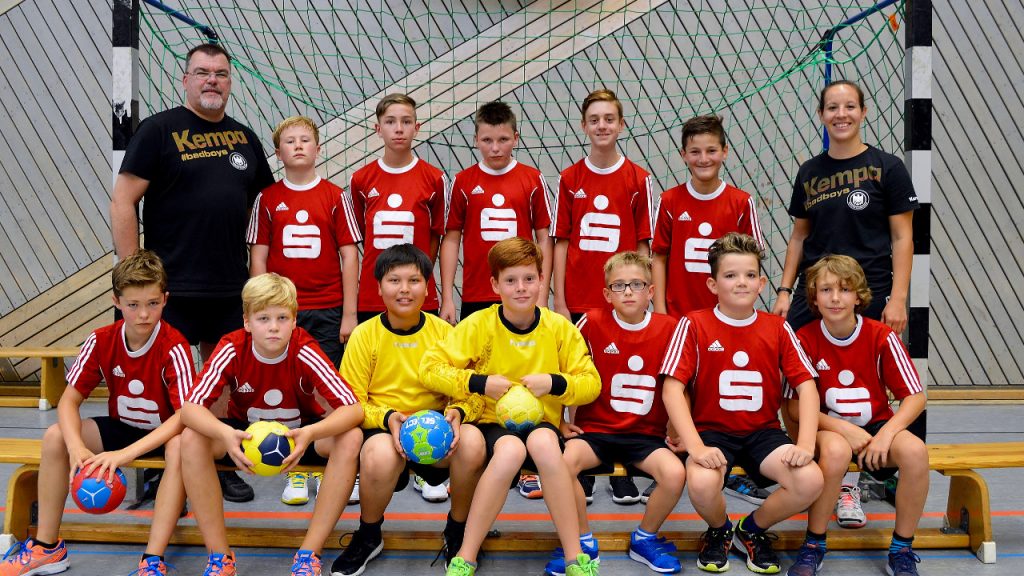 Die männliche D-Jugend der JSG Ahrbach/Bannberscheid, hinten von links: Trainer Gerson Eckhardt, Justus Keil, Louis Jonas, Magnus Eckhardt, Alexander Pfaffhausen, Agon Daci und Trainerin Carolin Mäncher; vorne von links: Noah Best, Luis Fahrentholz, Leon Schruff, Louis van Laer, Elias Bast, Vincent Daum und Lenny Spari. Auf dem Foto fehlen: Linus Heinemann, Noah Hoffmann und Felix Klein.