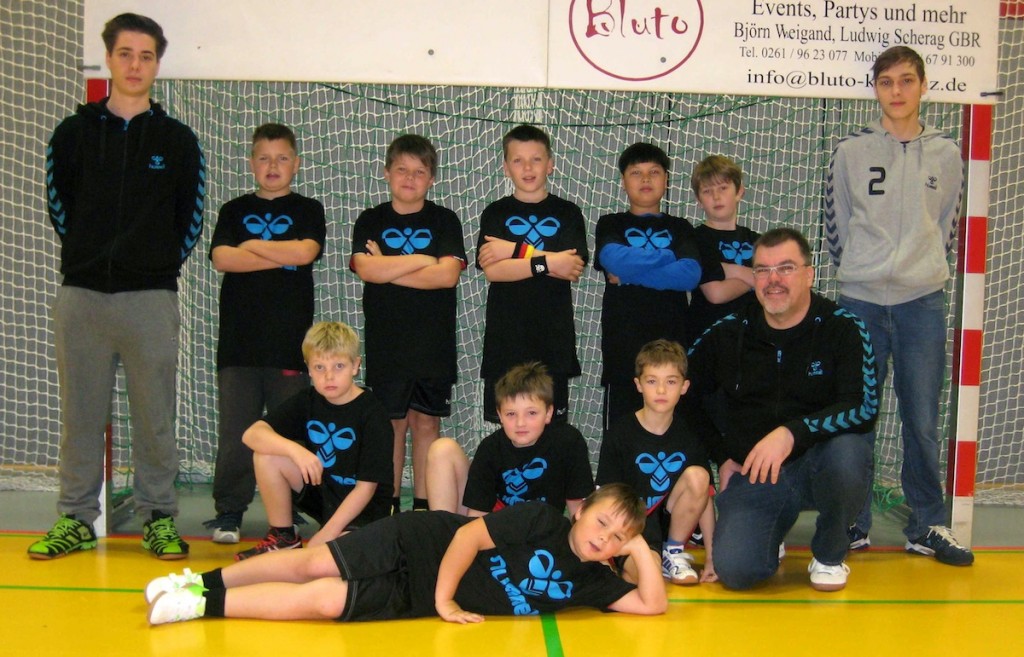Das Team der Bannberscheider E-Jugend; hinten (v.l.n.r.): Trainer Alexander Hering, Marcel Grünheid, Dennis Görg, Magnus Eckhardt, Leon Schruff, Jakob Schneider und Trainer Marc Pilgenröther; mittlere Reihe: Max Buhr, Pascal Funke, Noah Best und Trainer Gerson Eckhardt; vorne: Tom Wesentrup. Auf dem Foto fehlen: Dominik Gilles und Mathis Busch.