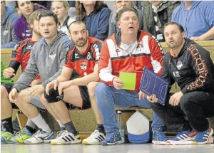 Ähnlich fokussiert wie hier im Heimspiel gegen den TV Welling will die HSG Bad Ems/Bannberscheid um Trainer Hansi Schmidt (2. von rechts) auch am Sonntag gegen die HSG Irmenach auftreten. WZ-Foto: Andreas Hergenhahn.