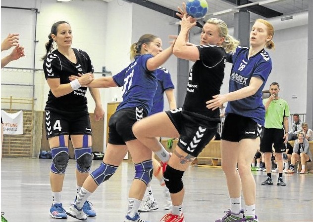Ilka Reichmann (dunkles Trikot, am Ball) bestritt beim deutlichen Sieg gegen die HSG Wittlich II ihr letztes Heimspiel für den TuS Bannberscheid (links Carolin Mäncher); sie hört ebenso wie Andrea Lischtschuk auf. WZ-Foto: Katrin Keil.