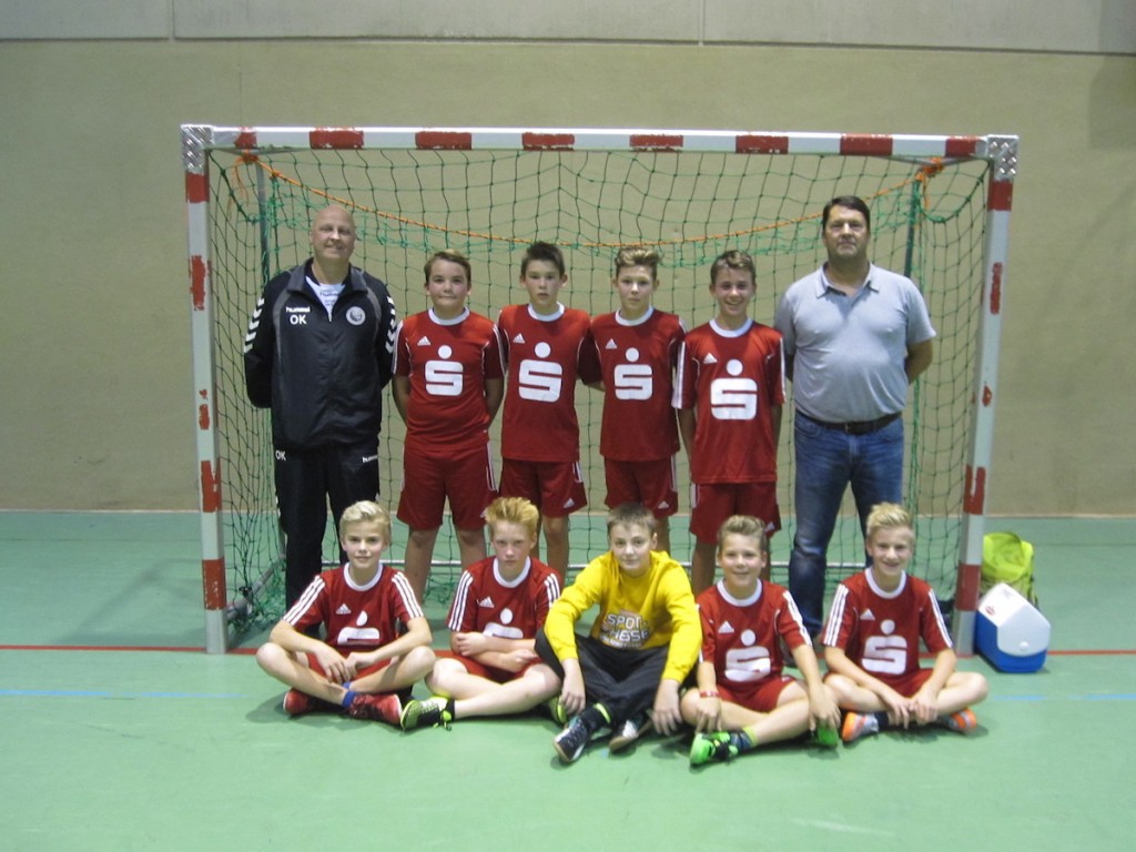 Die männliche C-Jugend der JSG Ahrbach/Bannberscheid; hintere Reihe (vlnr): Trainer Oliver Kollig, Samuel Wellbrink, Christoph Hesse, Lukas Anders, Nils Schmidt und Trainer Dirk Anders; vordere Reihe (vlnr): Stephan Nink, Max Kleinhückelskoten, Jason Kollig, Joshua Mozzi und Max D'Avis. Auf dem Foto fehlt: Marius Schneider.