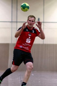 Michael Schmitz (Foto links) erzielte im Spiel gegen Bendorf eine Sekunde vor dem Abpfiff noch den Ausgleich für die HSG und wird anschließend (Foto rechts) von seinen begeisterten Mitspielern fasst „erdrückt“. Fotos: Rene Weiss.