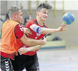 Felix Manns (am Ball) war zwar fünfmal gegen die SG Gösenroth/Laufersweiler erfolgreich, der Staudter musste aber mit der HSG Bad Ems/Bannberscheid die nächste Niederlage hinnehmen. WZ-Foto: Marco Rosbach. 