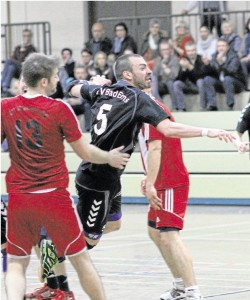 Alexander Ulges (Nummer 5) soll mit seiner Erfahrung mit dazu beitragen, dass die HSG Bad Ems/Bannberscheid auch in der Saison 2016/17 in der Rheinlandliga vertreten sein wird. WZ-Foto: Marco Rosbach. 