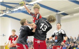 Lange Zeit gab es für HSG-Akteur Max Baldus (am Ball) und seine Mitspieler (hinten links: Felix Manns) kein Durchkommen im Heimspiel der HSG Bad Ems/Bannberscheid gegen den TV Welling. Am Ende reichte es trotzdem zum Sieg. WZ-Foto: Andreas Hergenhahn. 