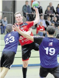 Kaum ein Durchkommen für die HSG Bad Ems/Bannberscheid: Michael Schmitz, hier bedrängt von zwei Bitburger Spielern, musste sich mit drei Treffern begnügen. WZ-Foto: Marco Rosbach. 