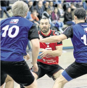 Zuletzt standen Alexander Ulges (am Ball) und die HSG Bad Ems/Bannberscheid gegen die Top-Teams Bitburg und Schweich vor großen Herausforderungen. Im Kellerduell gegen Weibern soll der Durchbruch gelingen. WZ-Foto: Marco Rosbach.