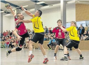Alexander Ulges (am Ball; 2.v.r.: Mathias Baldus) und die HSG Bad Ems/Bannberscheid feierten nach einer überzeugenden Leistung einen wichtigen 35:28-Heimsieg gegen die HSG Irmenach-Kleinich-Horbruch. RLZ-Foto: Michelle Saal.  