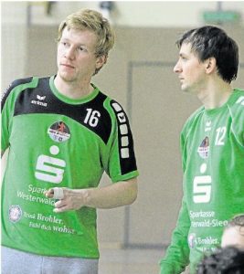 Auf die Paraden der beiden Torleute Thorsten Schaust (links) und Caspar Sorger baut die HSG Bad Ems/Bannberscheid im Kampf gegen den Abstieg. WZ-Foto: Marco Rosbach.