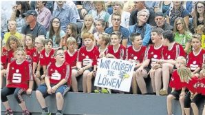 Die jungen Fans in der Montabaurer Kreissporthalle bewunderten die handballerische Klasse, die ihre Vorbilder auf dem Spielfeld demonstrierten. WZ-Foto: Rene Weiss. 