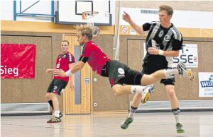 Fabian Hering (beim Wurf) steuerte bei der Auftaktniederlage der HSG Bad Ems/Bannberscheid gegen den HSC Schweich drei Tore für die Gastgeber bei. WZ-Foto: Michelle Saal. 